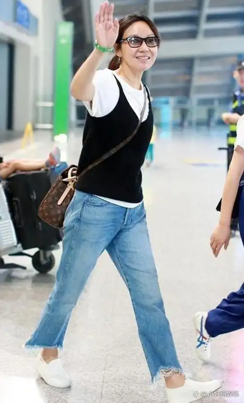 闫妮素颜现身机场,却一点也不老,这衣品是真开挂了