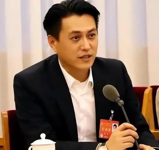 演员靳东参加两会引全网热议,身份显赫备受瞩目!