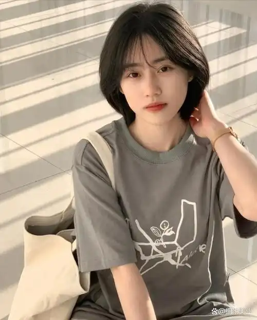 层次,流向,蓬松度,以及发型刘海的选择,设计的恰到好处,有着青春少女