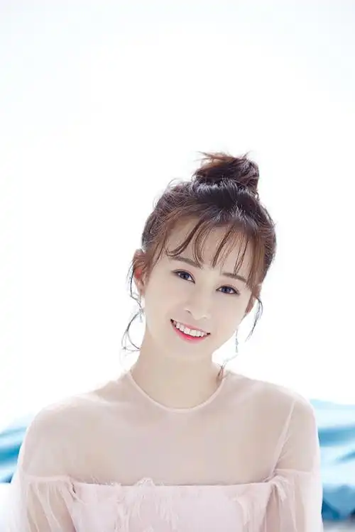 韩烨最新写真曝光笑容甜美气质清新