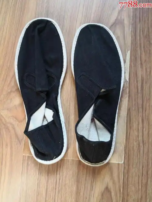 白塑料底布鞋一双