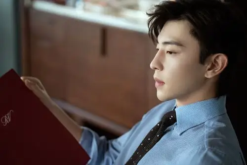 邓伦今天帅气的自己给自己一个微笑