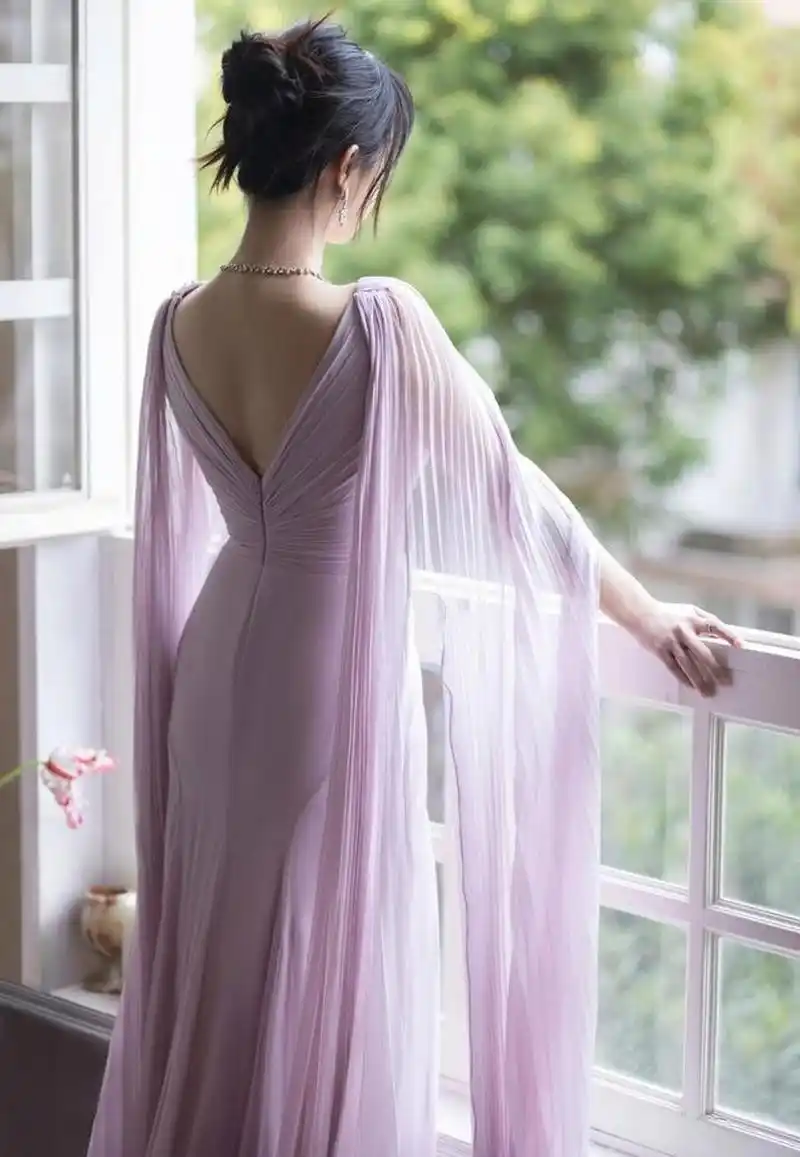 杨紫深v紫色轻纱礼裙写真,勾勒出完美身材!