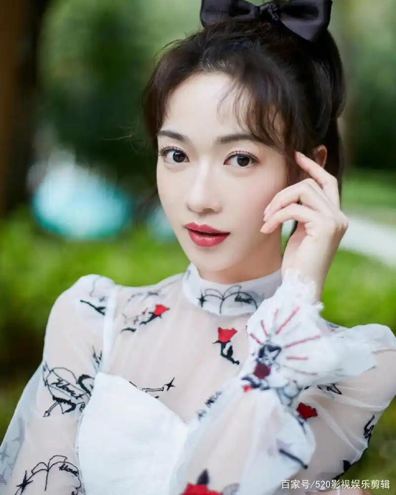 吴谨言,青春靓丽,笑容甜美