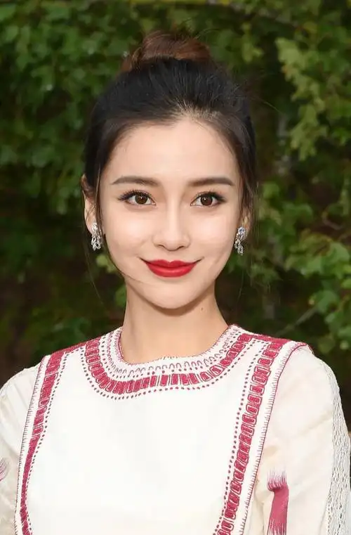 angelababy出道时期的照片被翻出,判若两人?