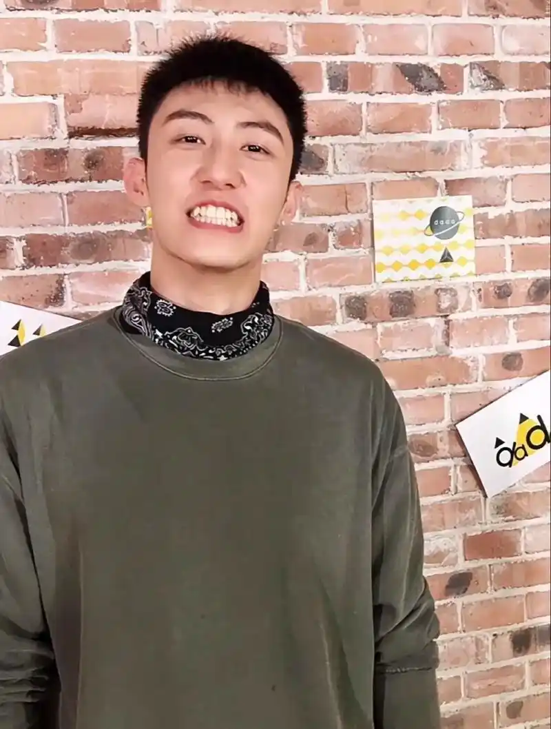 笑起来的虎牙很难让人不喜欢#黄景瑜 #治愈系笑容 - 抖音