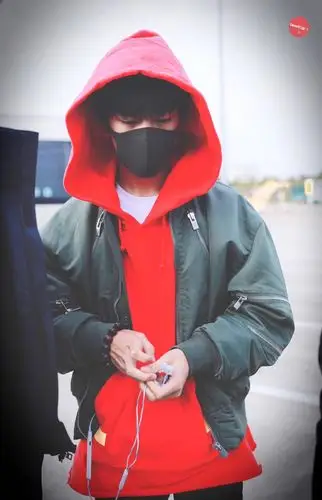 盘点易烊千玺帅爆的戴口罩造型,网友:表白大佬!