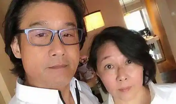 在梁家辉落魄到摆地摊的时候向他伸出了援助之手,梁家辉对江嘉年可以