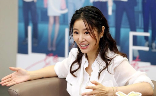 45岁林心如晒写真,一身白衣秀纤细腰肢,笑容灿烂尽显成熟魅力