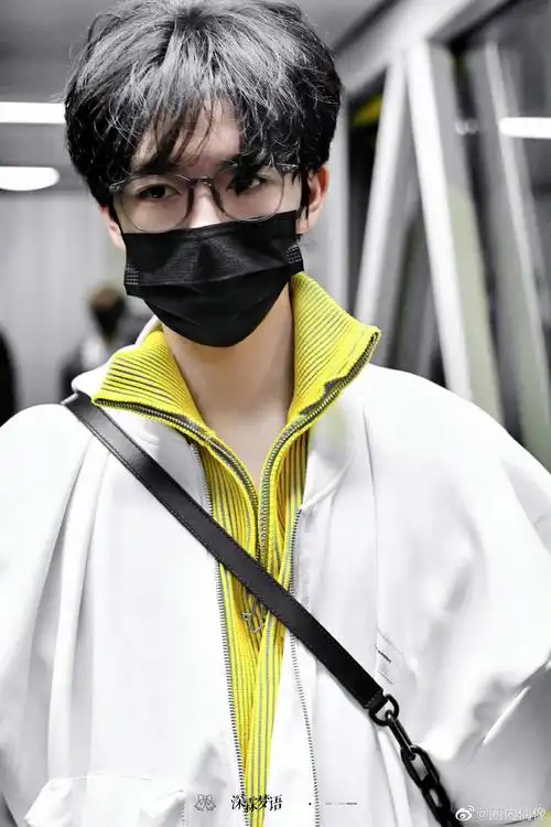贺峻霖今日机场路透,白色外套 眼镜造型,卷毛好帅!