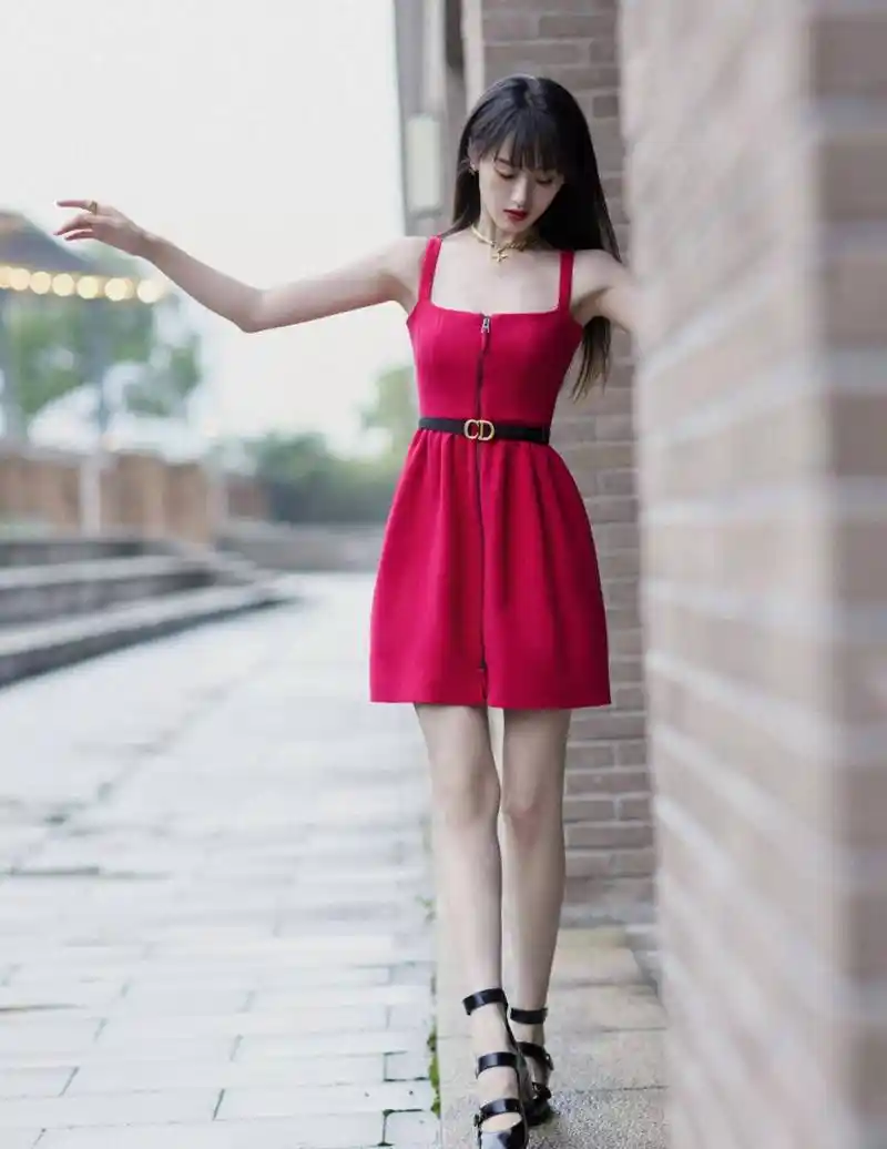 袁冰妍红色一字裙写真:惊艳又魅力的女星
