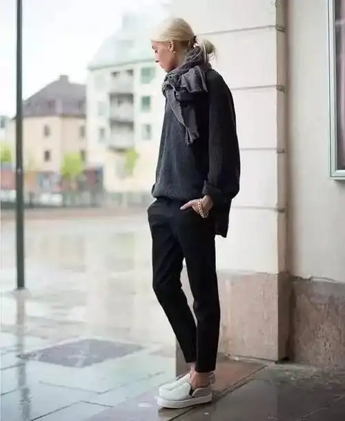 黑裤子配黑鞋还是白鞋,黑裤子配白鞋子好看吗(别忘了西裤和牛仔裤与