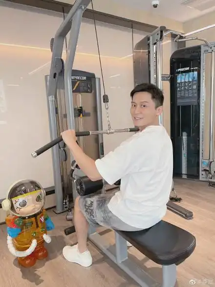 李晨让"娃娃"陪在身旁健身 网友:哥哥真是童心未泯|李晨_新浪新闻