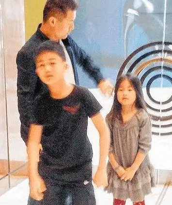 那英女儿正脸罕见曝光,小眼塌鼻像极爸,14岁长发披肩很有礼貌