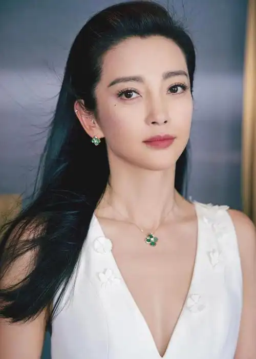 李冰冰新写真照,化一抹纯白为裙,美若天仙,不愧是影坛女神