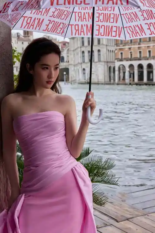 刘亦菲粉色抹胸裙造型_高清图集_新浪网