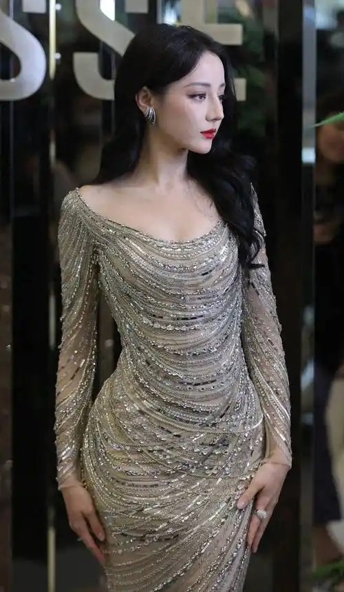 迪丽热巴性感活动图片绝美身材曼妙,斯瓦希里品牌活动_swisse_连衣裙