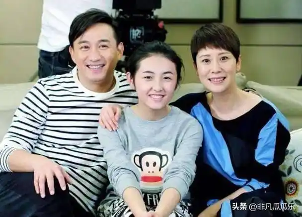 张子枫六块腹肌上热搜,冯小刚,黄磊抢着捧的她,为何跌落神坛?