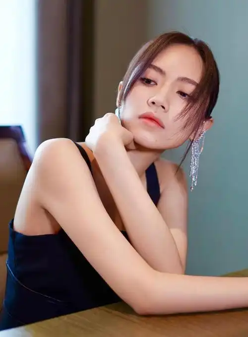 "人美歌甜"刘惜君的性感一面,长发短发都非常好看,养眼