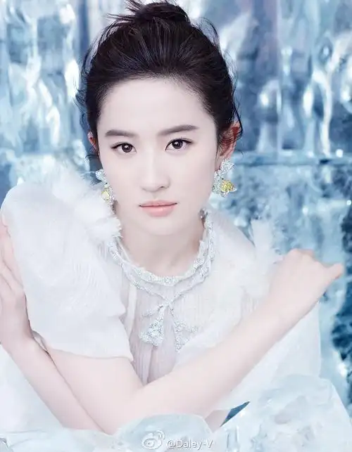 《芭莎珠宝》2016.12月亦菲封面化身冰雪公主 00 刘亦菲水晶之家