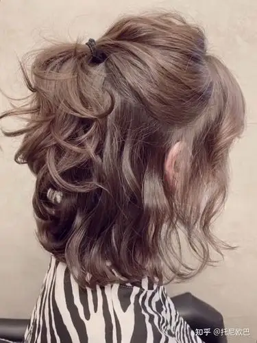 短发烫发发型2021时尚有个性备受女生青眯