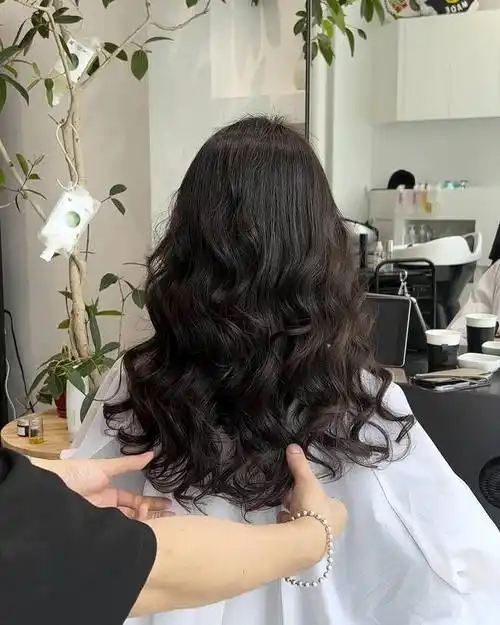 女人不论年龄大小,留长发一定试试半头烫,自然时尚显气质