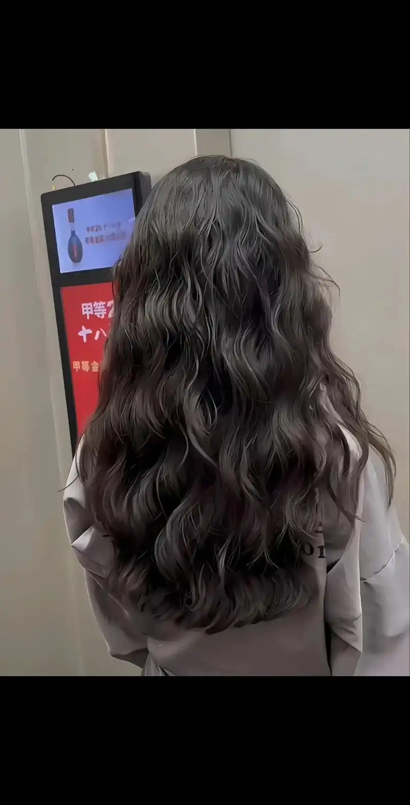 黑色中长发一定要烫这款氛围感法式烫发.