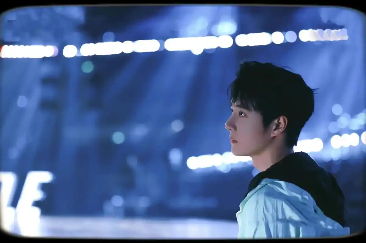 王一博 你们要的壁纸,附赠喜欢的图片一组,感谢各位拍出美图的太堂乔