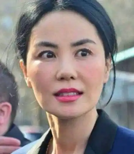 原创在机场拍到王菲穿红毛衣头发凌乱一身大妈感也没那么高高在上