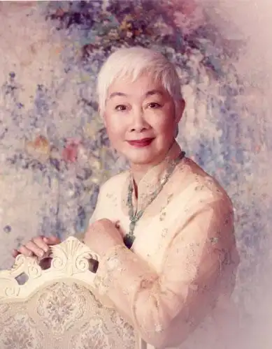 美籍华裔演员卢燕荣获影响世界华人大奖