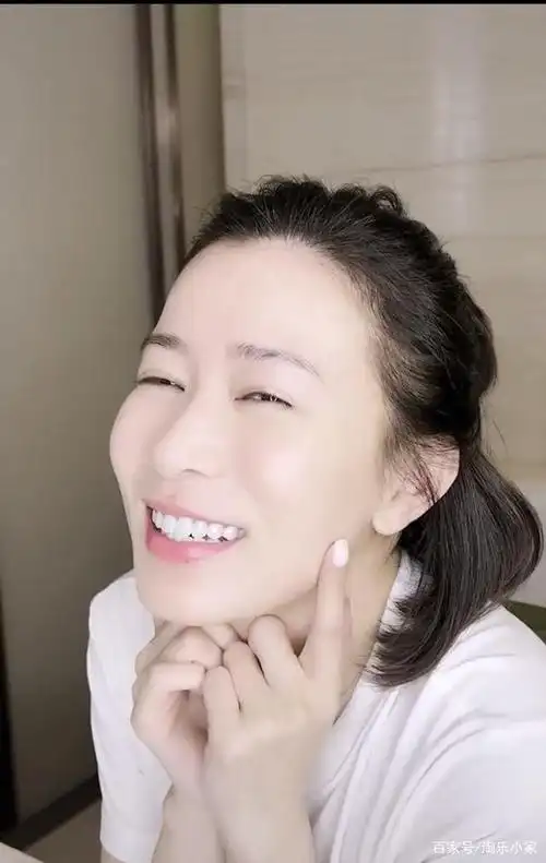 佘诗曼零滤镜自拍尽显完美肌肤,大方分享保养秘诀全靠一招!