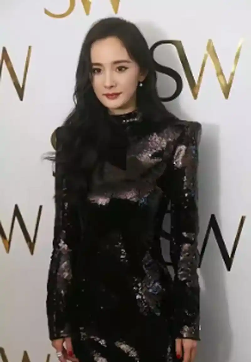 杨幂果然是最时尚的女人!一身亮片小黑裙性感霸气,一般人没法比