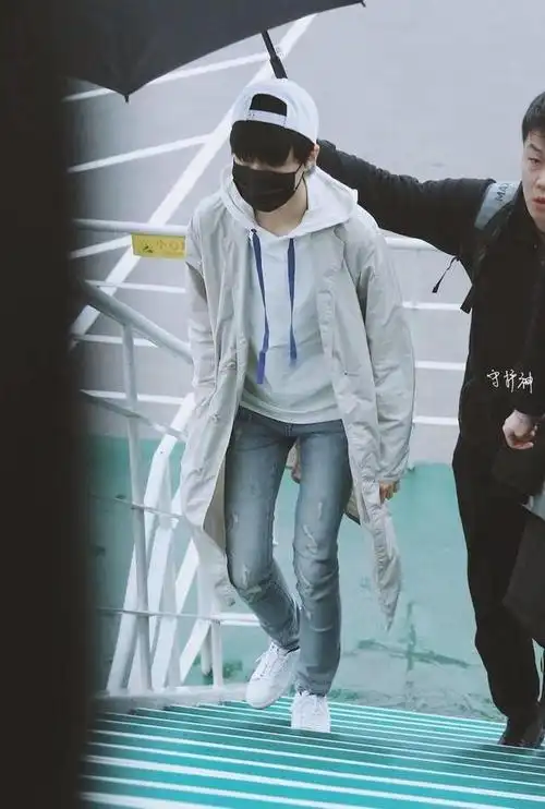 24岁王俊凯在机场罕见发飙!怒骂代拍没有公德心,获众多粉丝力挺