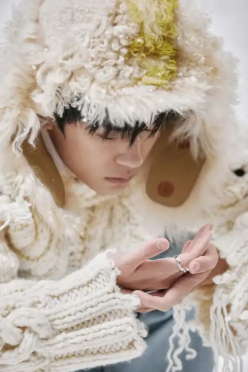 易烊千玺皑白意境大片高级感满满 在风雪中适意行走化身冥想者