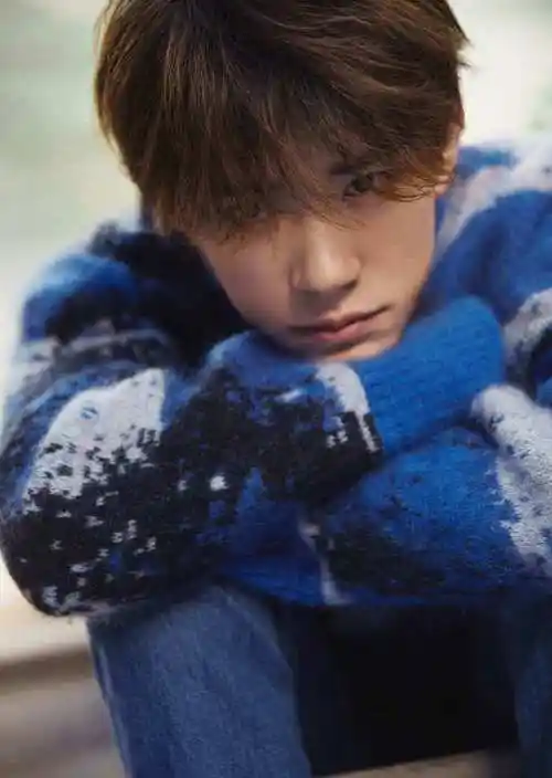 易烊千玺超话新年新"玺"新图,穿着 angel chen蓝色条纹毛衣,戴着