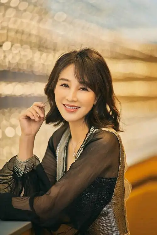 岳丽娜亮相北京时装周 造型吸睛尽显风雅之姿|铁梨花|演员|打狗棍