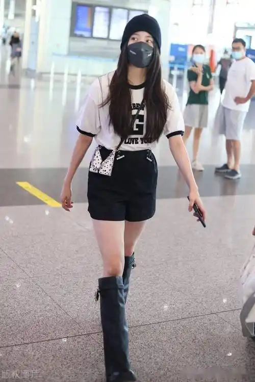 欧阳娜娜黑白风搭长筒靴活泼俏皮时尚范儿足