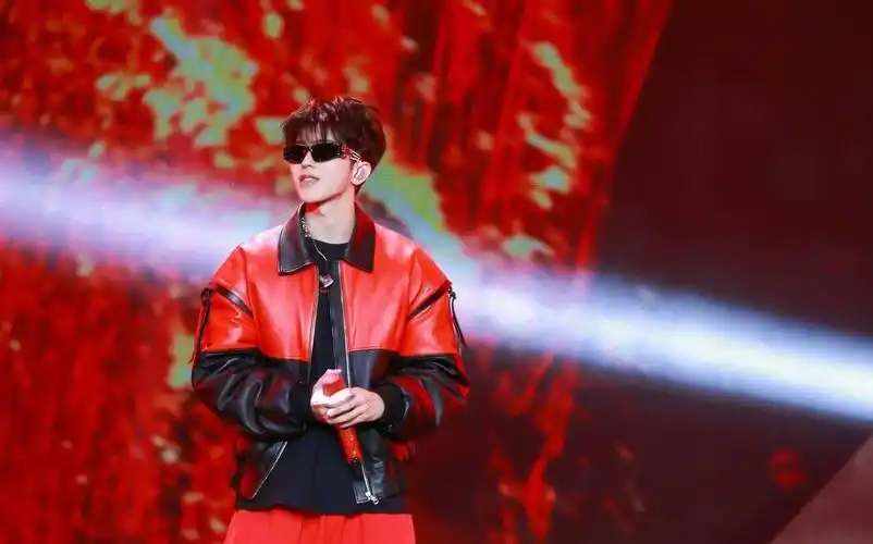 240114蔡徐坤最新造型引发热议帅气风格获粉丝点赞