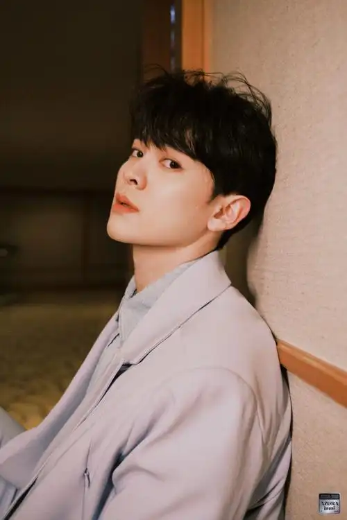 尤长靖周一西装九宫格