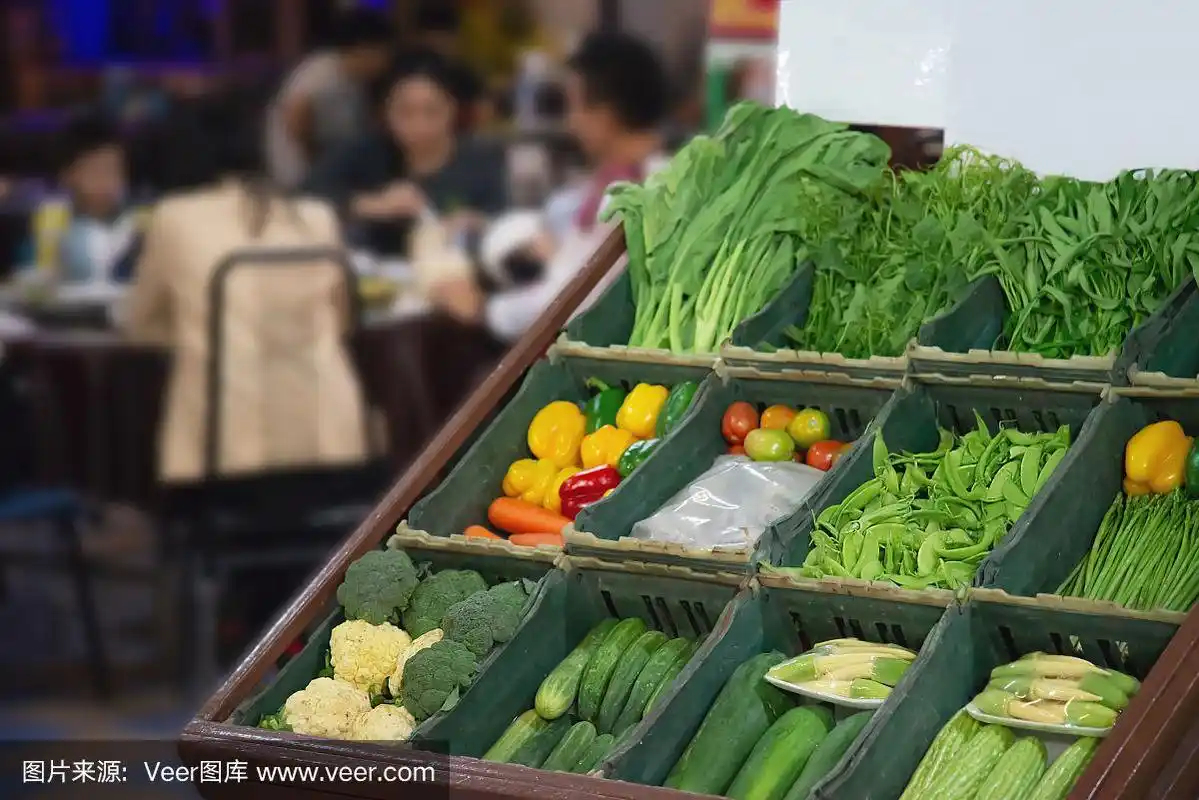 新鲜多彩的蔬菜摊位在当地市场