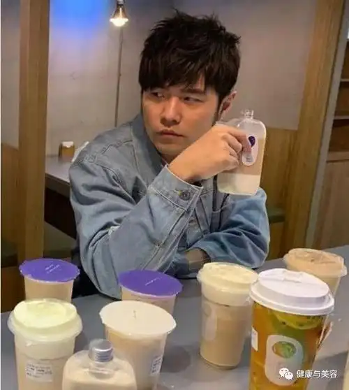 周杰伦绝不戒奶茶这是我的神仙续命水