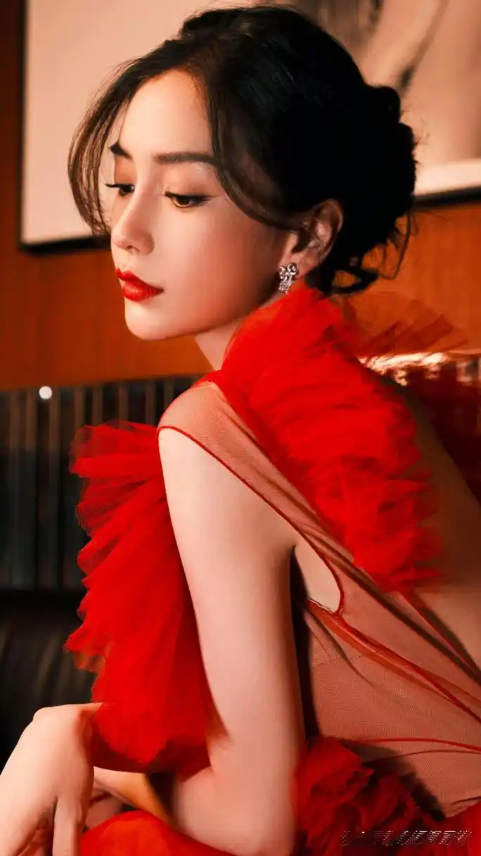 杨颖一袭大红色的薄纱礼服写真