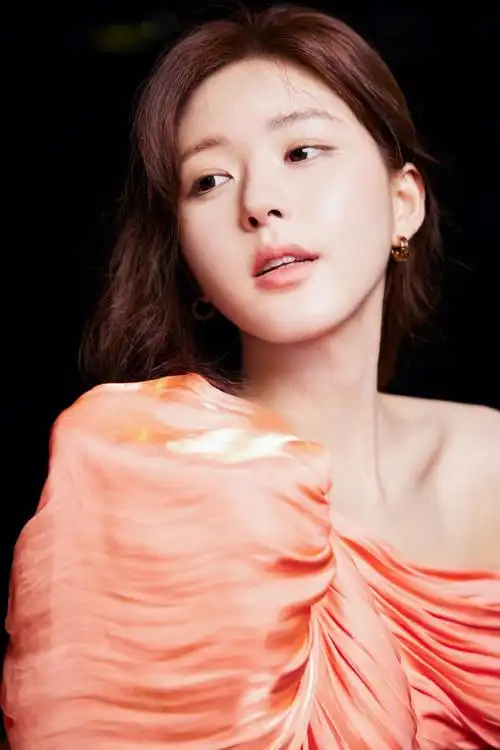 赵露思穿粉色短裙露美腿 在黑夜下美貌发光