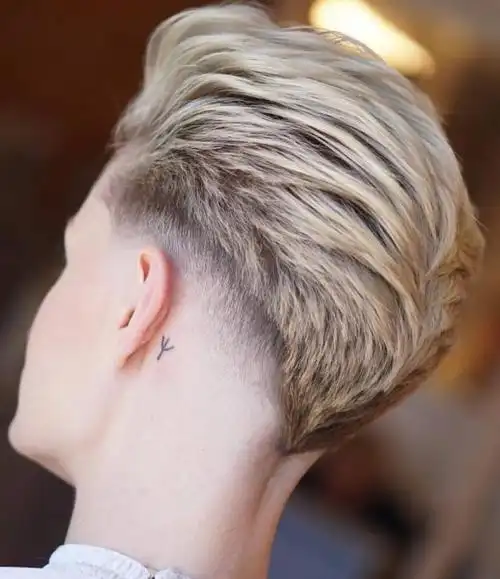 四周渐变铲青的背头,清爽有型又时尚,立体感十足的发型设计,让你颜值