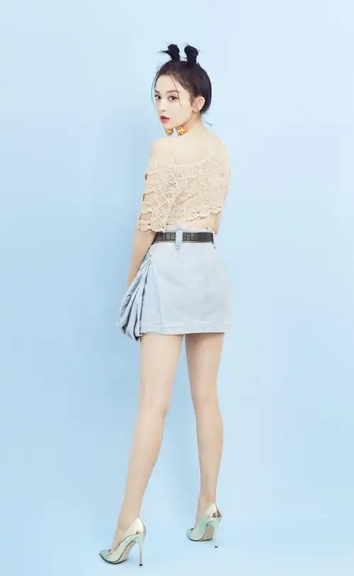 古力娜扎一身少女风装扮清新靓丽