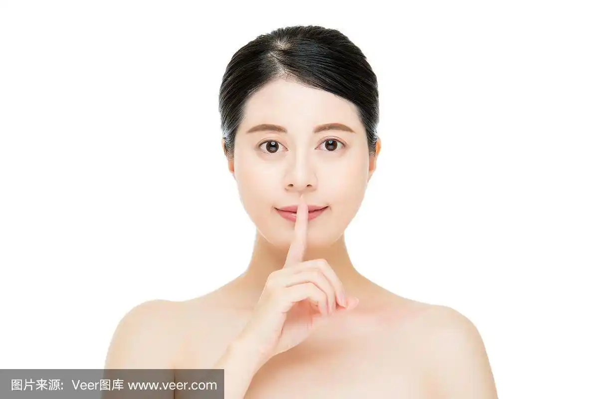 美丽的女人做了一个嘘的手势手指在她的嘴唇