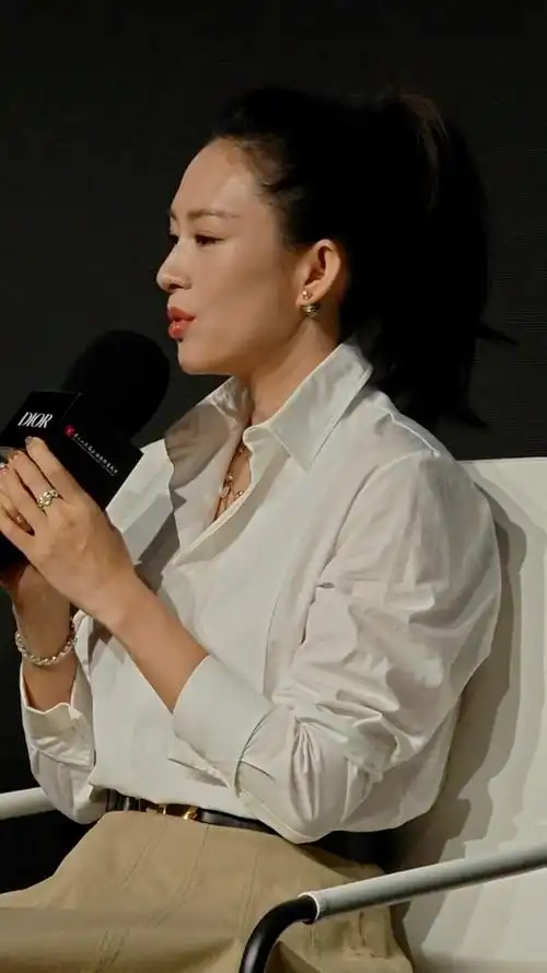 章子怡出席论坛,回忆当导演的经历,表示人不推自己一把,永远不知道的