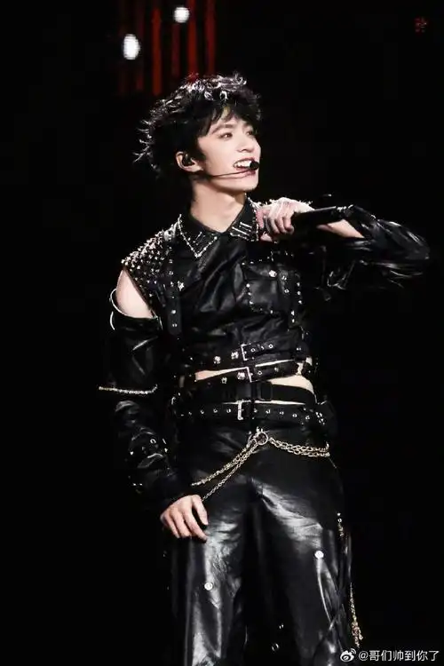 刘耀文露背真空深v##刘耀文 女伴舞