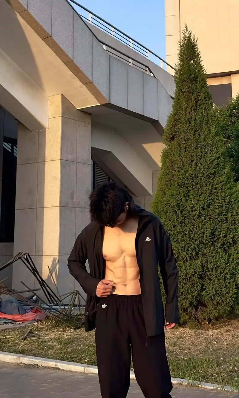 学贵立德 动必有道.#黑皮体育生 #腼腆有腹肌 #不看脸就知 - 抖音