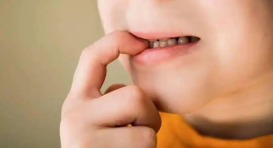 从小咬指甲的孩子长大后会有什么问题警惕3种情况